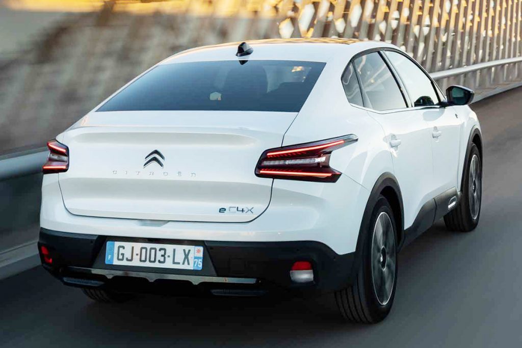 Yeni Citroen e-C4 X