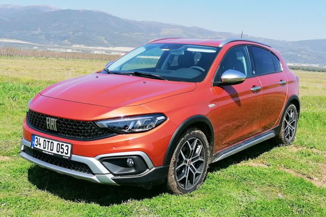 FIAT EGEA CROSS LOUNGE 1.6 M.JET 130 HP FIAT EGEA CROSS LOUNGE 1.6 M.JET 130 HP
